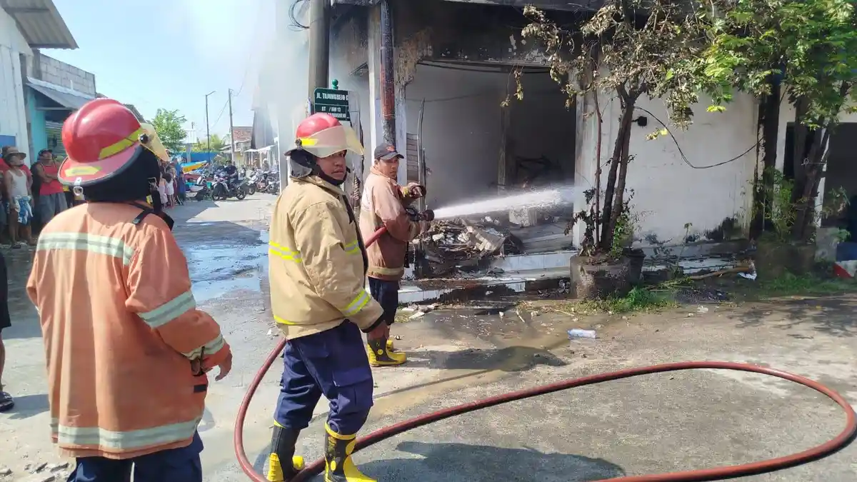 Pagi Hari Warga Gresik Syok, Toko di Ujungpangkah Ludes Dilalap Si Jago Merah