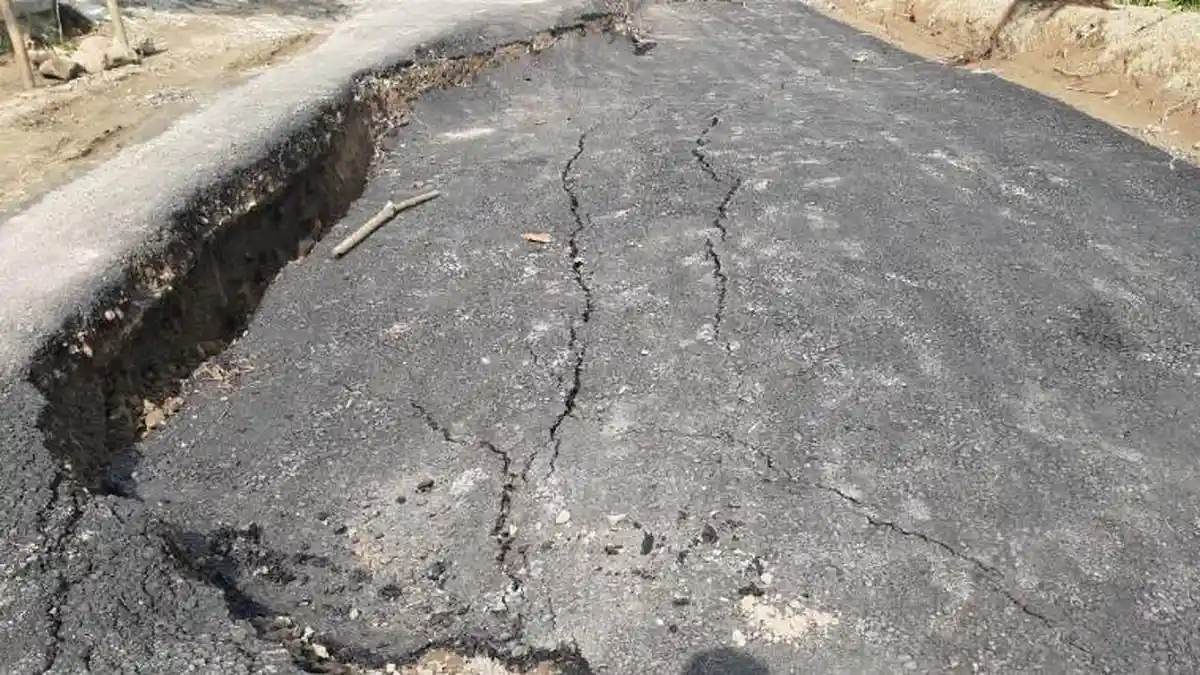 Hujan Deras Sejak Malam, Jalan Kabupaten di Karangpucung Cilacap Ambles
