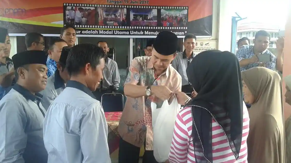 Bupati Bagikan 180 Paket Sembako, Sebut Cuma PNPM yang Aktif
