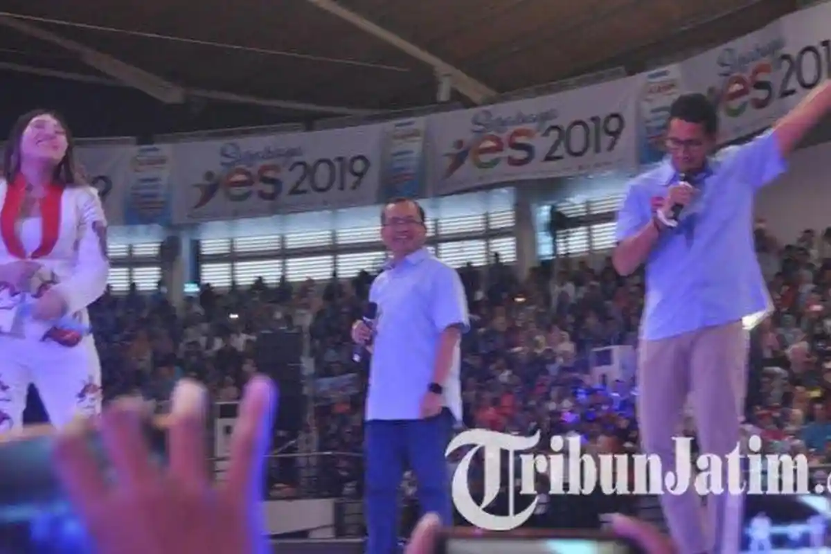 Via Vallen Ajak Sandiaga Uno Berjoget, Ribuan Penonton Ikut Meloncat