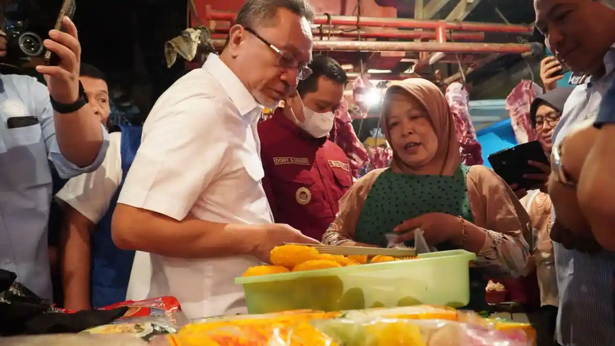 Sambangi Pasar di Sumedang, Mendag: Harga Beras Rp 9.400 Bayarnya Bisa Pakai QRIS