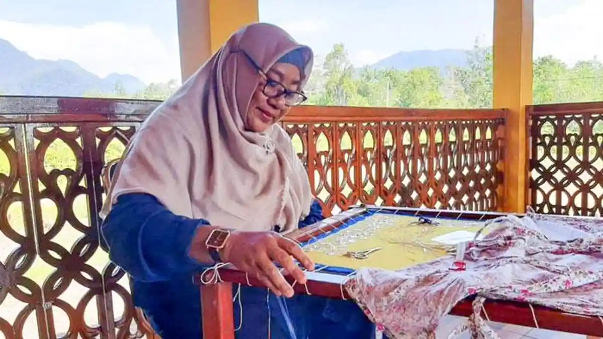 Lestarikan Warisan Kerajinan Tudung Manto, Pemkab Lingga Cetak Para Pengrajin