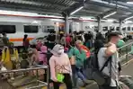 Aktifitas-Pengunjung-di-Stasiun-Daop-9-Jember.jpg