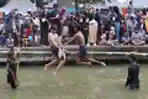 Antusias Warga Ikuti Lomba Pukul Bantal