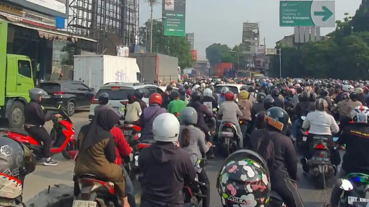 Truk Batu Hebel Terguling di BKT Cakung, Kemacetan Capai 3 Kilometer - Wartakotalive.com