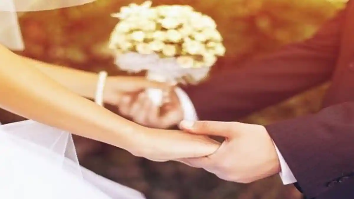 8 Tradisi Pernikahan Paling Aneh dari Seluruh Dunia, dari Pengantin Dilempari Sampah hingga Menangis