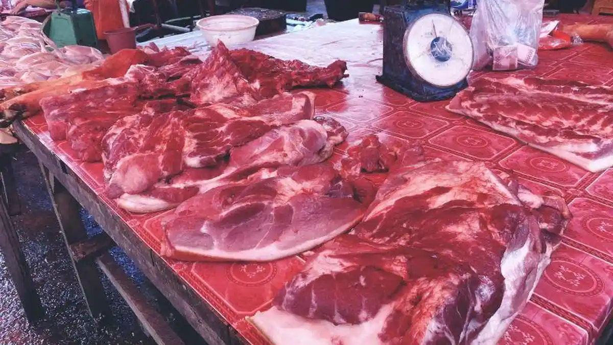 Harga Daging Babi di Pasar Pinasungkulan Manado Turun, Pembeli Tetap Sepi