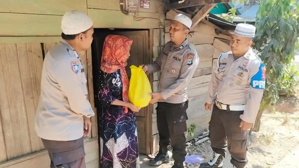 Jajaran Polsek Pengaron Berikan Bantuan Sembako untuk Warga Kurang ...