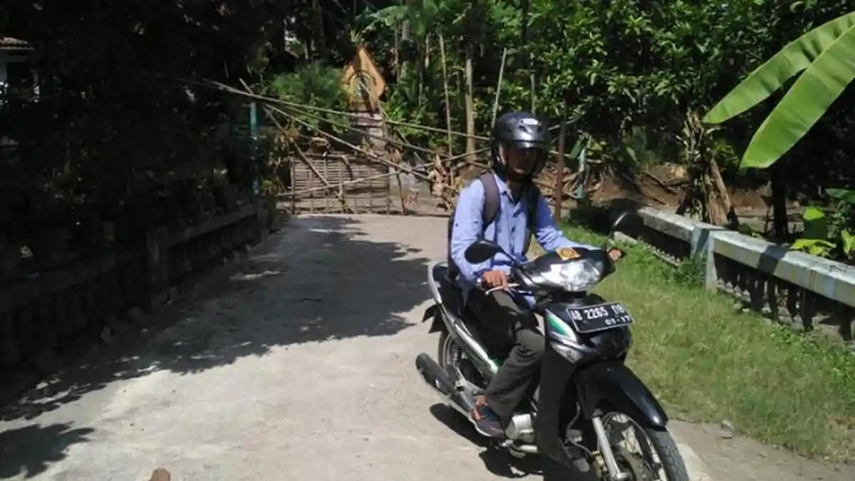 Gara-gara Buat Polisi Tidur Ketinggian, Warga Desa Sebelah Blokir Jalan