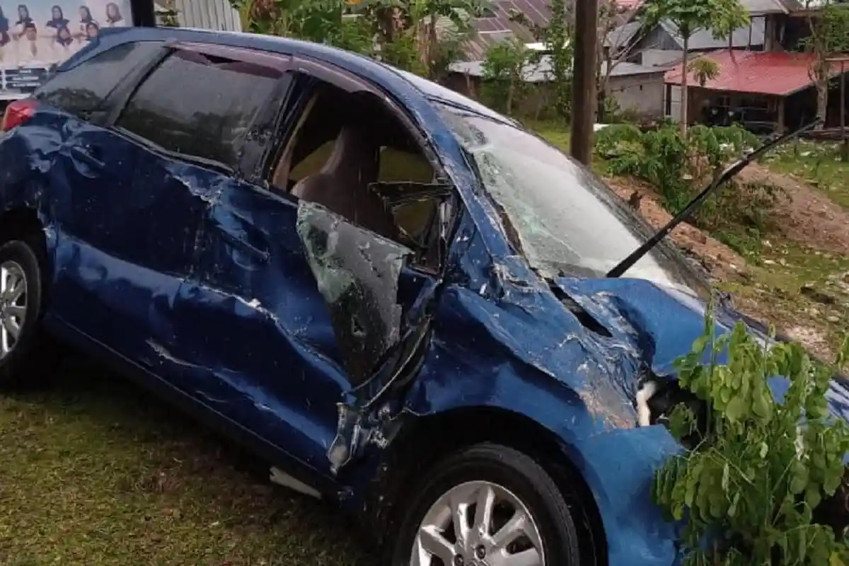 Mobil Box dan Honda Mobilio Tabrakan di Pelattoang Majene