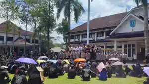 20231227-Aksi-massa-di-halaman-kantor-Bupati-Belitung.jpg