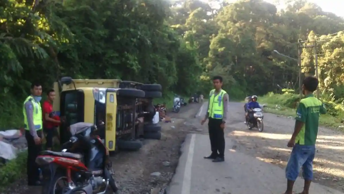 Truk Bermuatan 8 Ton Kurma dan Ciki Terguling di Jalinteng Sumatera, Sopir Patah Tangan