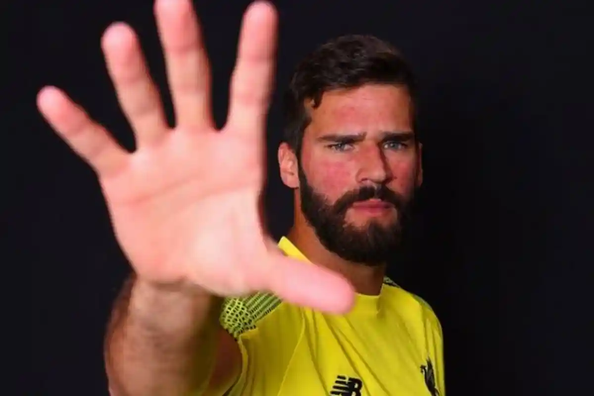 Alisson Resmi Cetak Sejarah dan Jadi Kiper Langka di Liga Inggris usai Buat Assist untuk Mo Salah