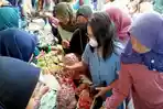 Harga Kebutuhan Pokok Tinggi, Pasar Murah di Tuban Diserbu Emak-emak