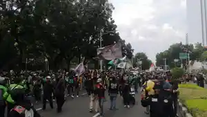 Para-pengemudi-ojek-online-Ojol-menggelar-aksi-unjuk-rasa-di-kawasan-Patung-Kuda.jpg