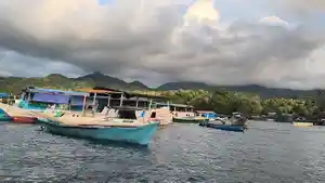 Sejumlah-perahu-nelayan-berlabuh-di-Sikka.jpg