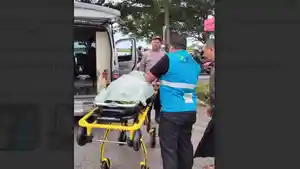 Polisi-saat-melakukan-evakuasi-korban-kecelakaan-di-jalan-Raya-Desa.jpg