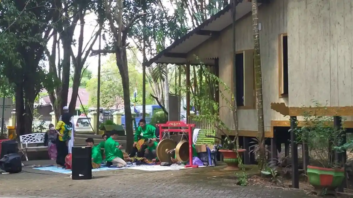Masuk ke Objek Wisata Candi Agung HSU, Pengunjung Dihibur Musik Panting