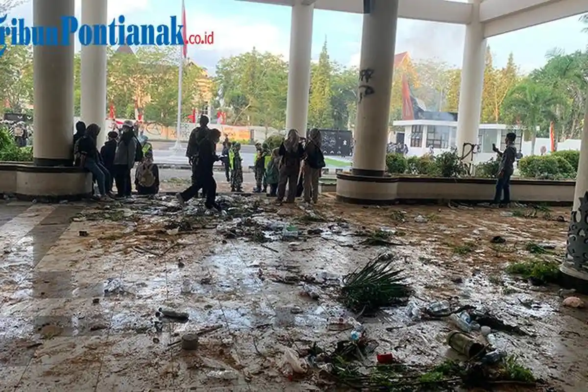 Pasca Aksi Damai, Bendera Merah Putih Ikut Terbakar di DPRD Kalbar