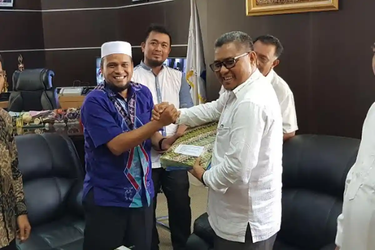 KIP Aceh Serahkan Berkas 20 Calon Anggota DPRK Simeulue Terpilih ke Bupati