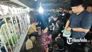 Potret-suasana-pemakaman-dalang-Ki-Warseno-Slenk-di-Kecamatan-Juwiring-Kabupaten-Klaten.jpg
