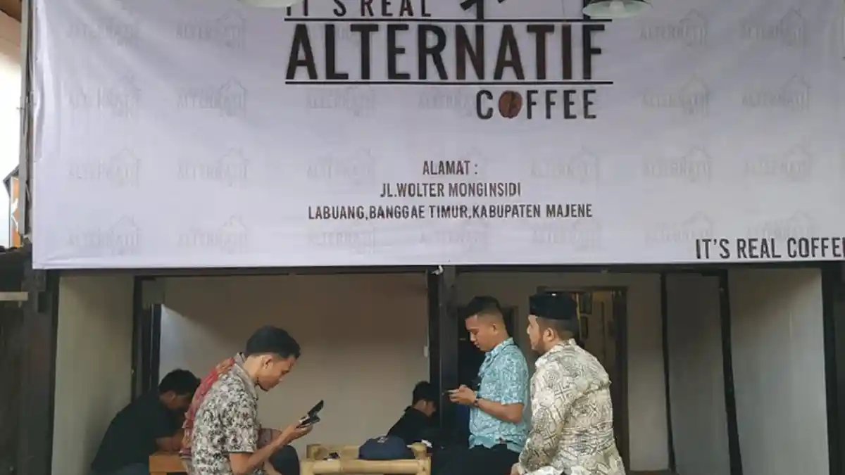 Modal Kayu Bekas, Tiga Pemuda di Majene Usaha Warkop di Tengah Pendemi