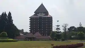 Gedung-Rektorat-Kampus-UI-Depok.jpg