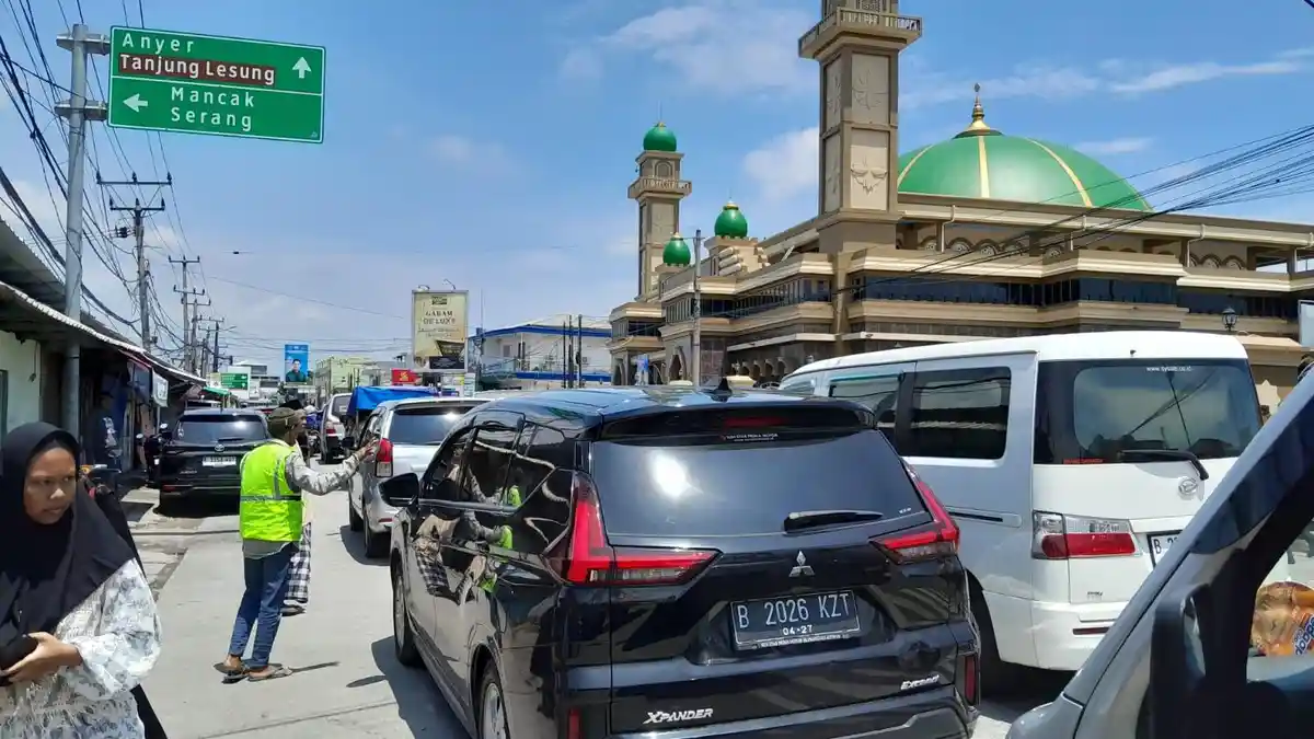 Polisi Terapkan Sistem One Way di Kawasan Pantai Anyer Selama Libur Lebaran 2024