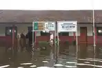 Sejumlah-guru-SD-3-Jati-Wetan-Kudus-beraktivitas-di-halaman-sekolah-banjir.jpg