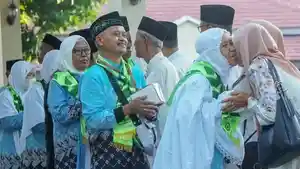 Calon-jemaah-haji-Lamongan-saat-diberangkatkan-dari-Pendopo-Lokatantra-862026.jpg