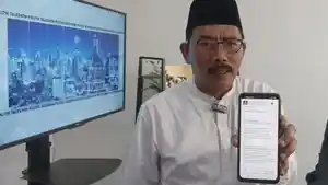 Wakil-Ketua-DPW-PKB-Jatim-Musyafak-Rouf-menunjukkan-surat-resmi-minta-restu-deklarasi-AMIN.jpg