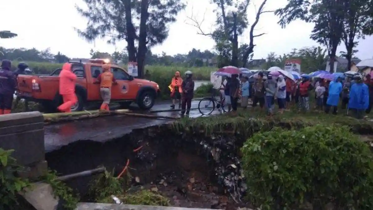 Hujan Deras Mengguyur Bantul, Talud Sungai Jembatan Widuri Ambrol Sepanjang 20 Meter