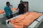 Dua-korban-meninggal-dunia-dievakuasi-ke-Kamar-Jenazah-RSUD-Dr-Mohamad-Saleh.jpg