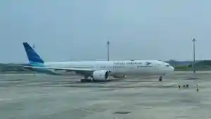 PESAWAT-GRAUDA-Pesawat-Boeing-777-300ER-Garuda-Indonesia-di-BIJB-Kertajati.jpg