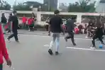 massa-buruh-main-bola.jpg
