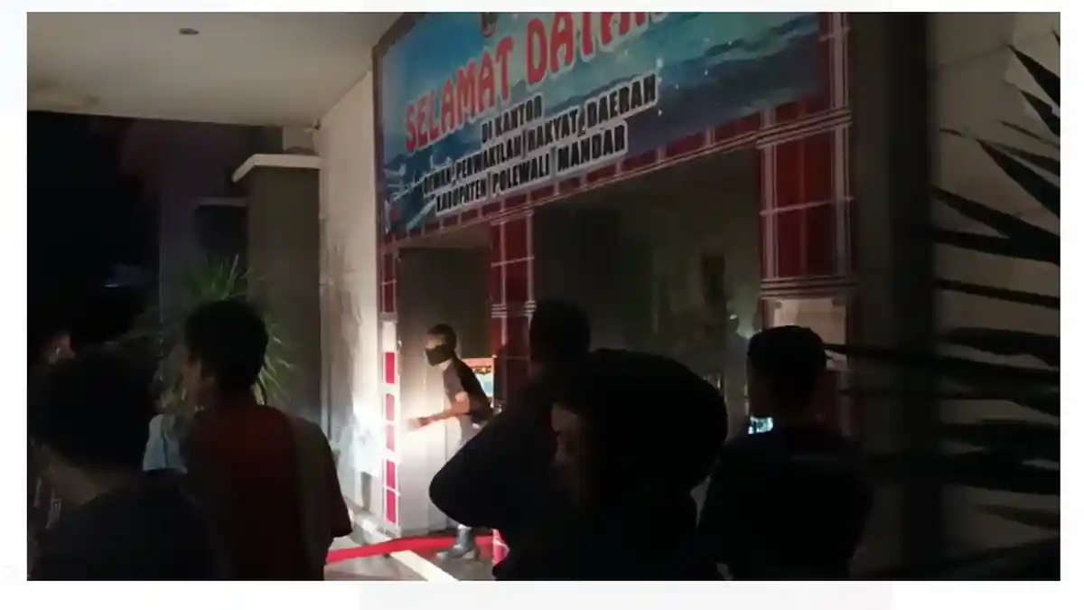 BREAKING NEWS: Kebakaran di Kantor DPRD Polman Pada Pukul 21.53 WITA