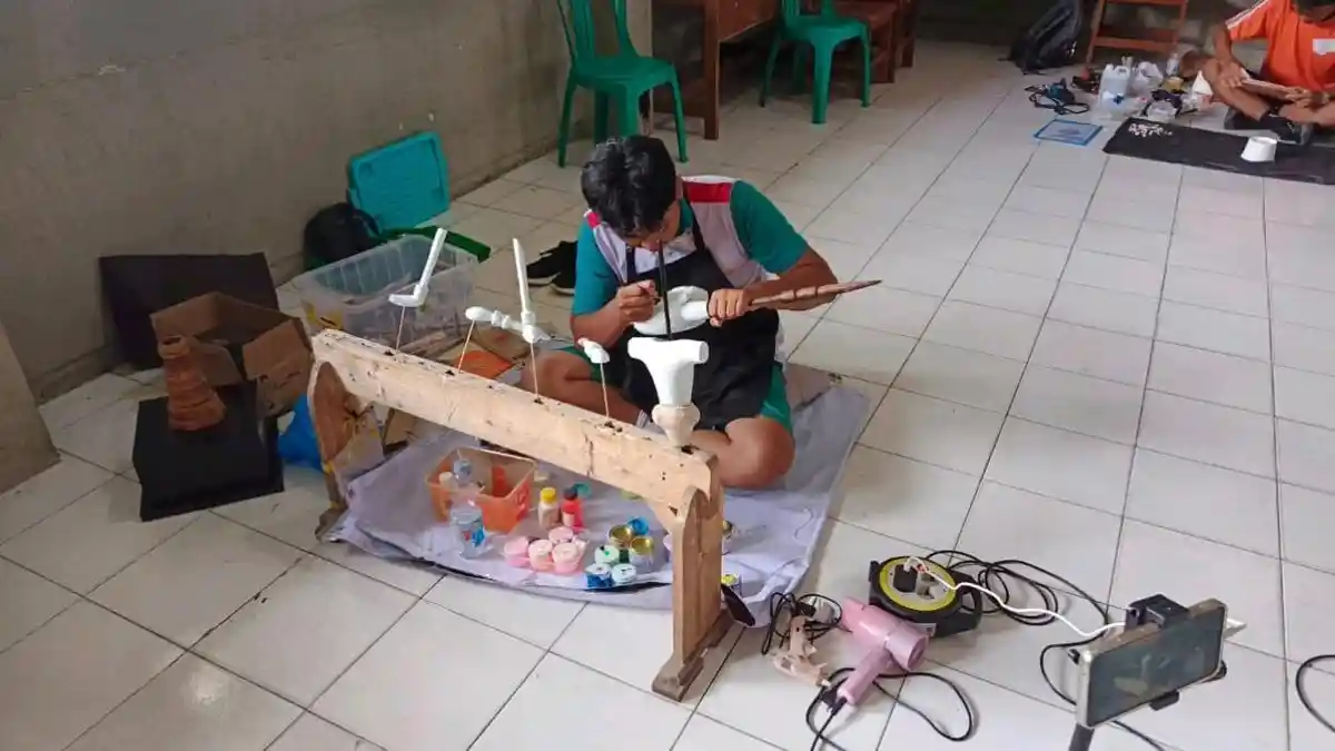 Kisah Ilham, Seorang Pelajar dari Pangandaran yang Menekuni Dunia Wayang Sejak Kecil