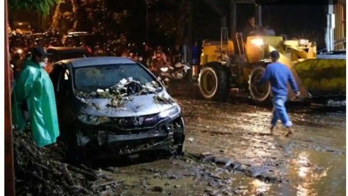 Saksi Mata Banjir Bandang Malang, Lihat 6 Mobil Hanyut Terseret Arus