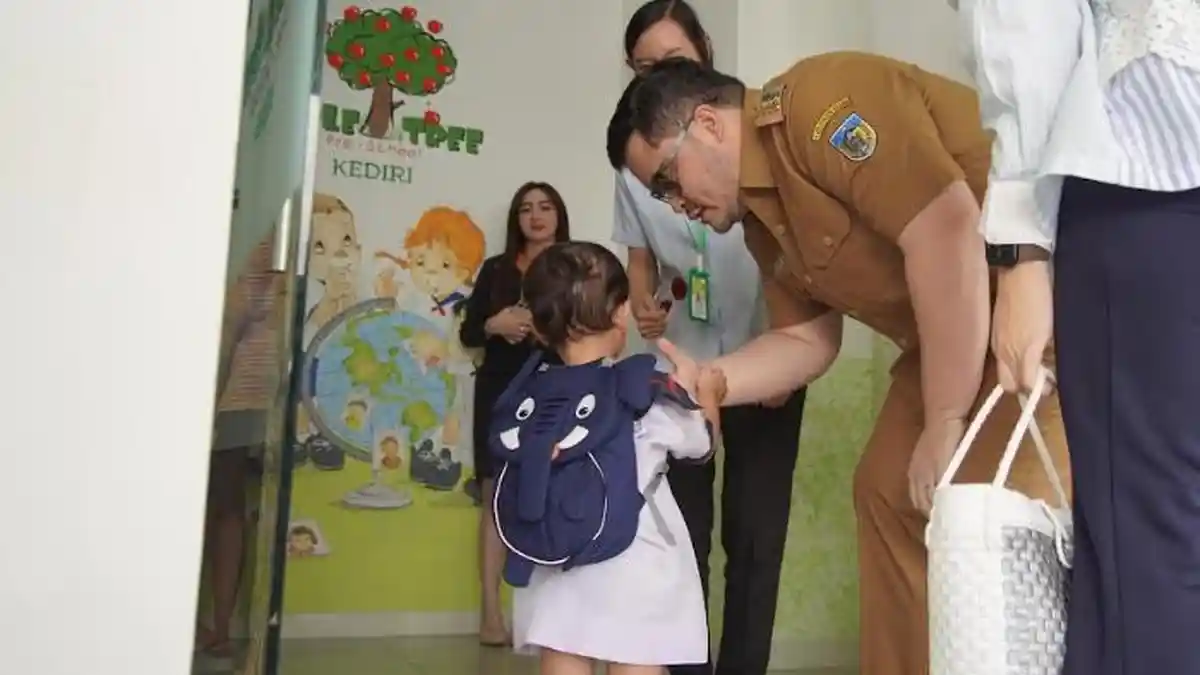 Dukung Gerakan Ayah Teladan, Mas Dhito Bupati Kediri Antar Anak ke Sekolah Hari Pertama
