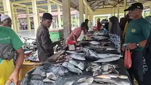 Pedagang-menjajakan-ikan-di-pasar-tradisional-Kilangan-Singkil-Kamis-1162026.jpg