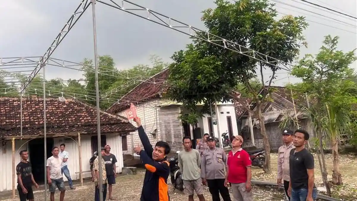 Niat Bantu Tetangga Pasang Terop untuk Hajatan, Ayah dan Anak di Tuban Tersengat Listrik, Satu Tewas