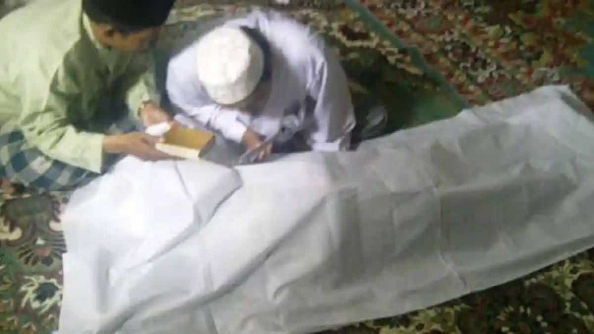 Polisi Bubarkan Upacara Sumpah Pocong di Sebuah Masjid Blitar