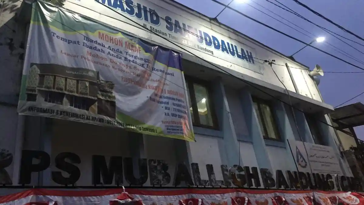 Jemaah Bebas Tinggal dan Dapat Makan di Masjid Bekas Markas Polisi di Stasiun Timur