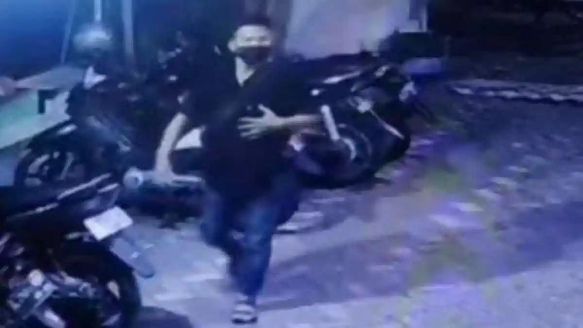 Terekam CCTV, Maling Motor Satroni Pemukiman Padat Penduduk di Wonokromo Surabaya