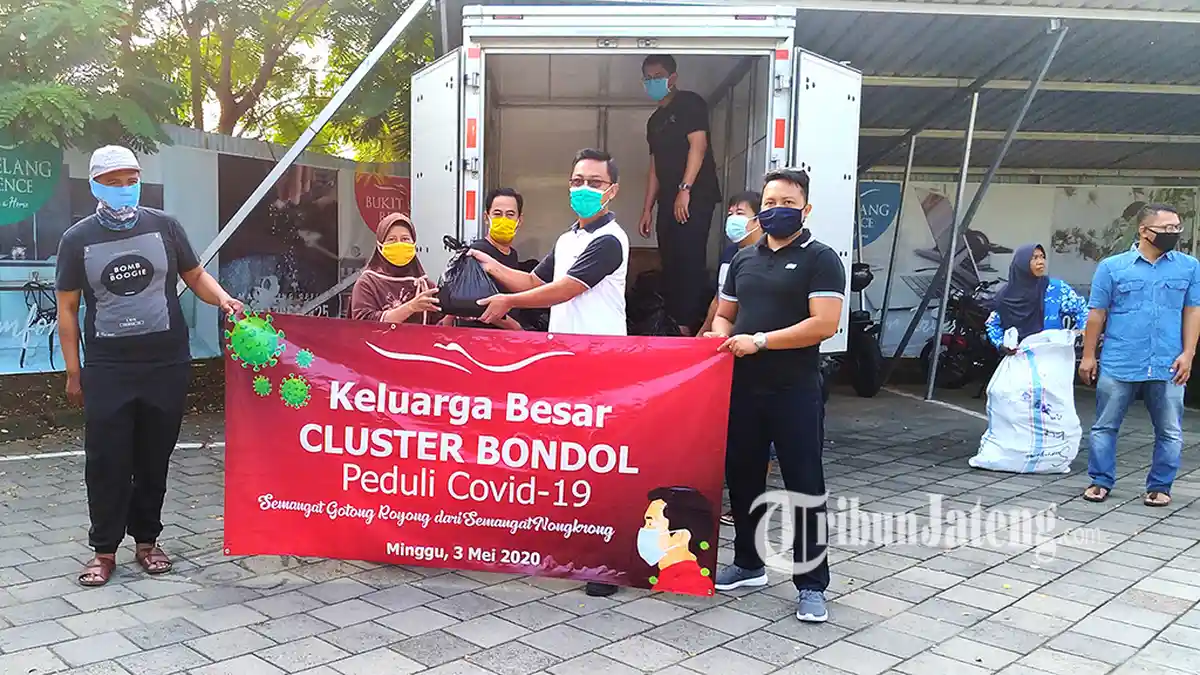 Warga Cluster Bondol Perumahan Bukit Elang Residen Semarang Patungan Bagikan Sembako Corona