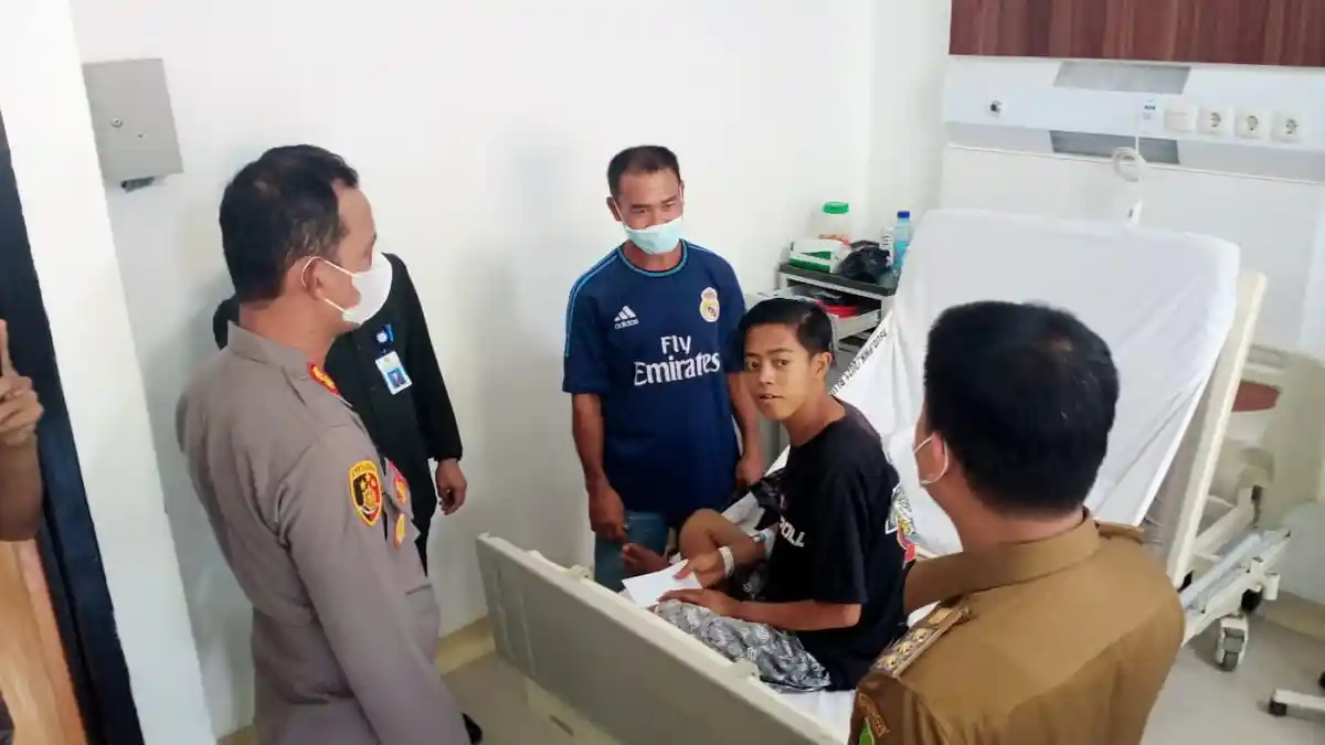 Kapolres Sambas AKBP Laba Meliala Besuk Pasien di Rumah Sakit Pemangkat