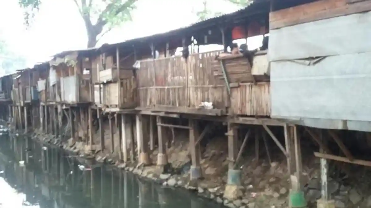 Pedagang di Pinggir Kali Saluran Tengah Enggan Direlokasi