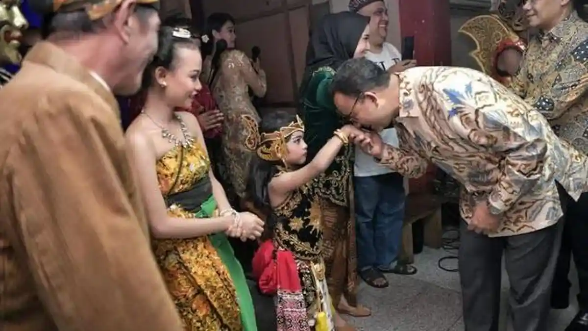 Bukan Sekali, Berikut Sejumlah Momen Anies Baswedan Cium Tangan Anak-anak