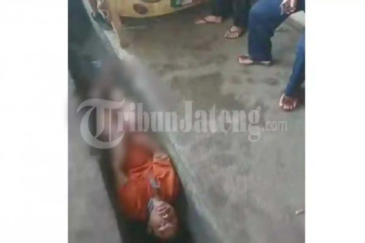 Maling Handphone di Semarang Diamuk Pedagang dan Dipaksa Telanjang di Dalam Selokan