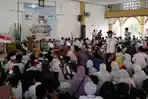 santunan-anak-yatim-di-jombang-jelang-konferwil-PWNU.jpg